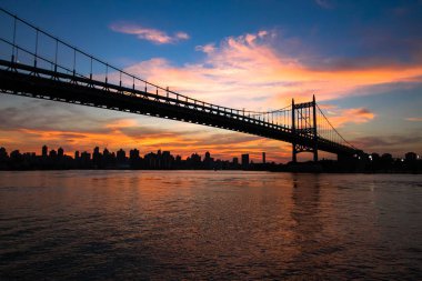 Triborough Köprüsü ve günbatımı gökyüzü, New York şehir silüeti