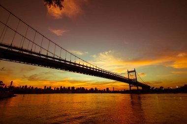 Triborough Köprüsü ve vintage tarzı, New York Manhattan şehir silüeti