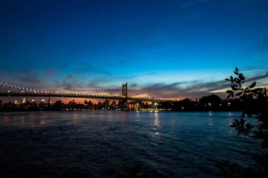 Triborough Köprüsü üzerinde yansıtıcı nehir ve Binalar gece, New York