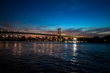 Triborough Köprüsü üzerinde yansıtıcı nehir ve Binalar gece, New York