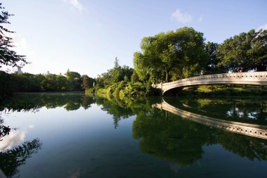 Central Park gölde sabah ışık ve gölge yay köprü yansıtıyor