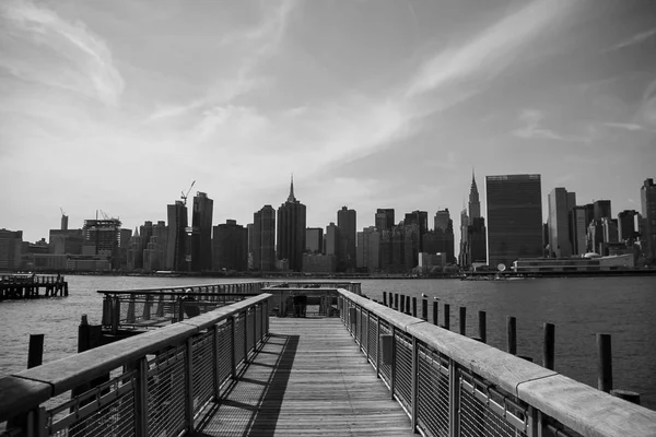 Pier and buildings of Manhattan in black and white style, New York — Stock Photo, Image