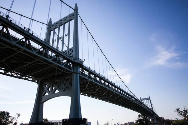 Triborough Köprüsü mavi gökyüzü ile