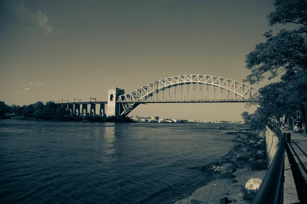 The Hell Gate Bridge detrás del árbol en estilo vintage oscuro, Nueva York —  Fotos de Stock