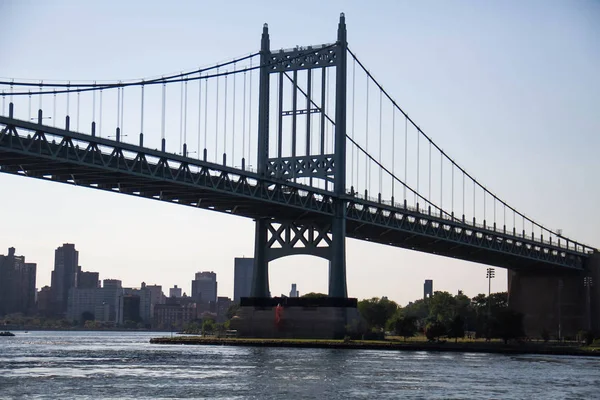 Triborough Köprüsü nehir ve gölgede, New York binalar üzerinde