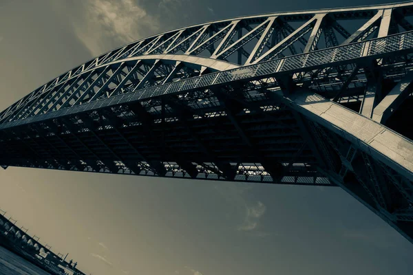 Sotto il ponte Hell Gate in stile dark vintage, New York — Foto Stock