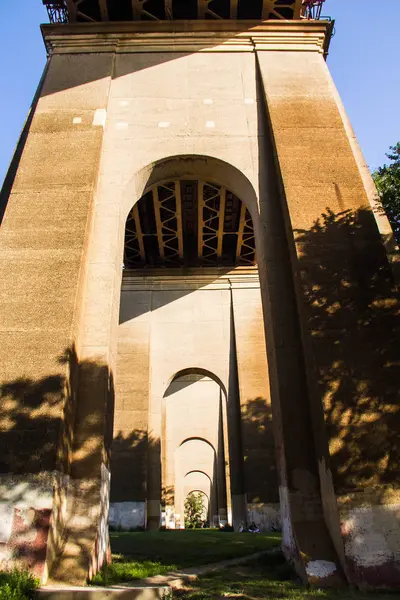 Вход под мостом Хелл Гейт с тенью дерева, парк Астория, Нью-Йорк — стоковое фото
