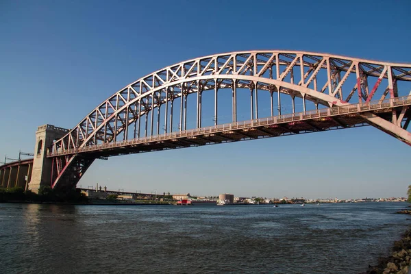 A ponte do portão do inferno sobre o rio, Astoria, Nova York — Fotografia de Stock