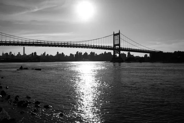 Triborough міст через річку відбиття у чорно-білому стилі, Нью-Йорк — стокове фото