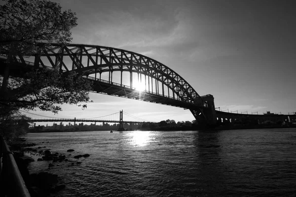 Мост Hell Gate и мост Triborough через отражающую реку в черно-белом стиле, Нью-Йорк — стоковое фото