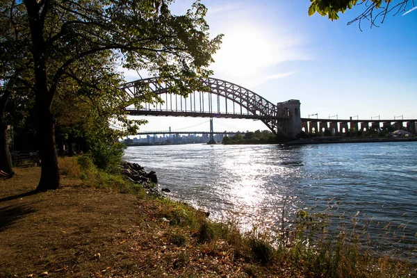 A Hell Gate híd a folyón, Astoria Park, New York — Stock Fotó