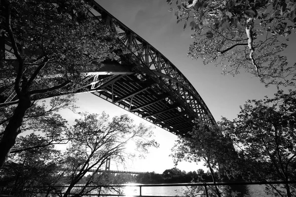 A ponte do portão do inferno atrás das árvores em estilo preto e branco, Nova York — Fotografia de Stock