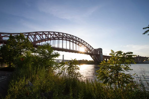 Növényvédelmi, a Hell Gate híd és a Triborough hidat a folyón előtt naplemente, New York — Stock Fotó