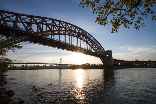 Hell Gate Bridge e ponte de Triborough sobre o rio antes do pôr-do-sol, Nova Iorque — Fotografia de Stock