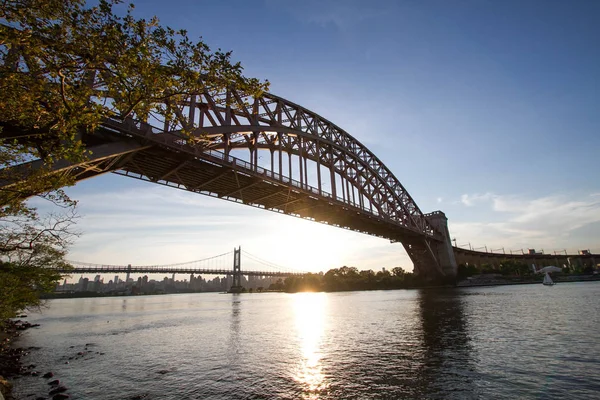 Branches and Hell Gate Bridge y Triborough bridge con puesta de sol, Nueva York —  Fotos de Stock