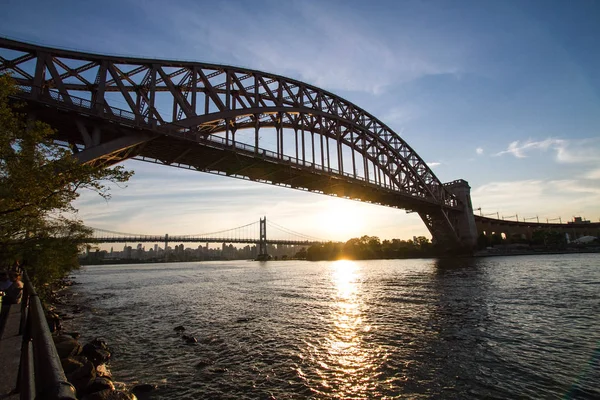 Hell Gate Bridge e ponte de Triborough com pôr do sol, Nova York — Fotografia de Stock