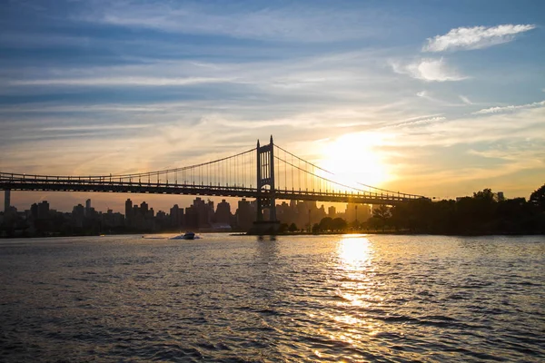 Triborough hidat a folyóra és a naplemente, a New York-i — Stock Fotó