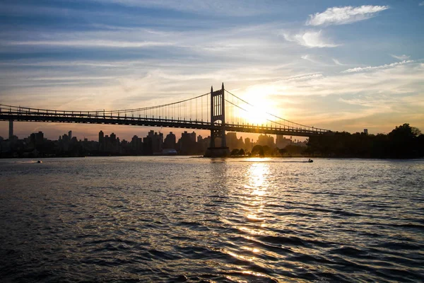 Triborough hidat a folyóra és a naplemente, a New York-i — Stock Fotó