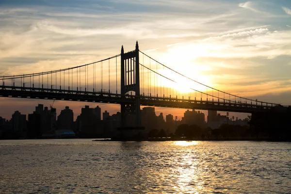 Triborough bridge en stad met zonsondergang in silhouet, New York — Stockfoto