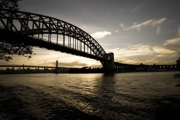 Dark Silhouette of Hell Gate Bridge e ponte Triborough sobre o rio em estilo vintage, Nova York — Fotografia de Stock