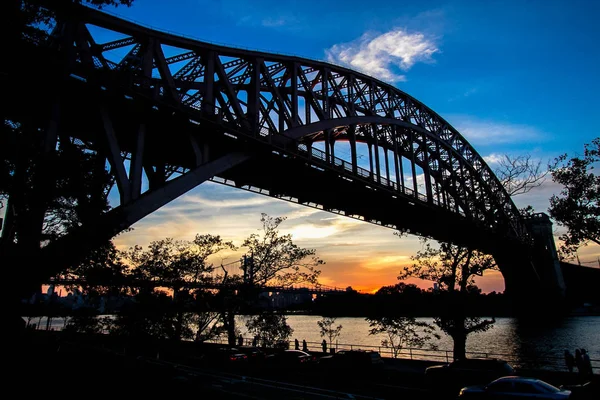 Hell Gate híd és a sziluett, napnyugtakor ég, New York — Stock Fotó