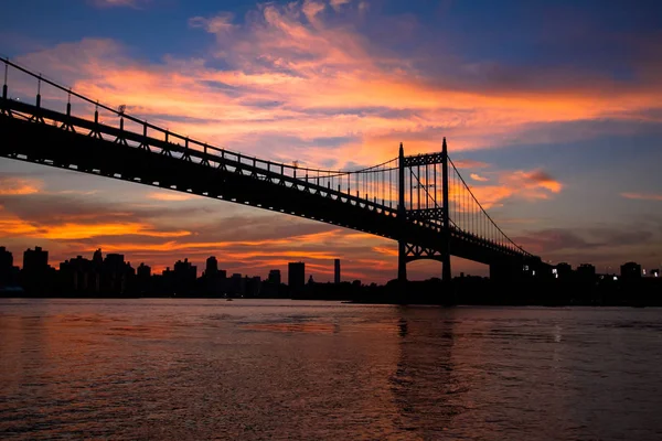 Triborough bridge en Manhattan stad in silhouet, New York — Stockfoto