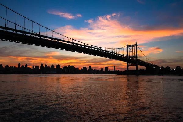Silueta Triborough most a město s západu slunce na obloze, New York — Stock fotografie