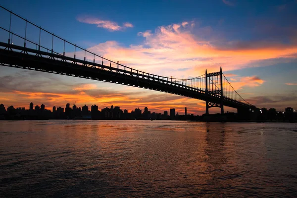 Triborough Köprüsü ve günbatımı gökyüzü, New York şehir silüeti