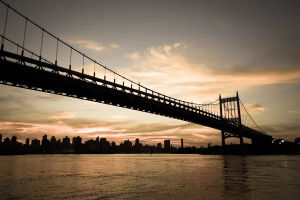 Ponte de Triborough e cidade de Manhattan em silhueta em estilo vintage, Nova York — Fotografia de Stock