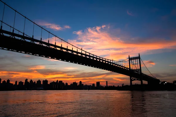 Ponte de Triborough sobre o rio em silhueta antes do pôr do sol — Fotografia de Stock