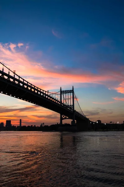 Triborough bridge over the river in silhouette before sunset — Stock Photo, Image