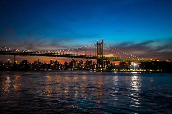 Ponte di Triborough e Manhattan City di notte, New York — Foto Stock