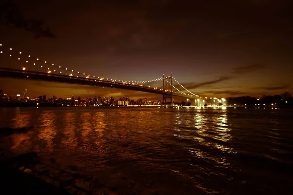 Puente de Triborough sobre el río y edificios en silueta y estilo vintage antiguo, Nueva York —  Fotos de Stock