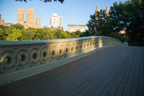 Staket av Bow bridge och gångväg vid Central Park, New York — Stockfoto