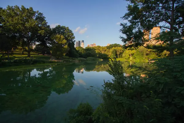 Reflectie meer in de schaduw in Central Park, New York — Stockfoto