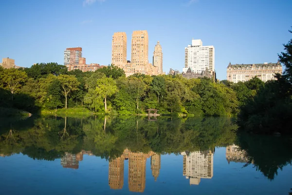 Weerspiegeling van gebouwen in het meer in Central Park — Stockfoto