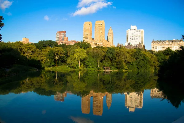 Weerspiegeling van gebouwen in het meer in Central Park met blauwe hemel, New York — Stockfoto