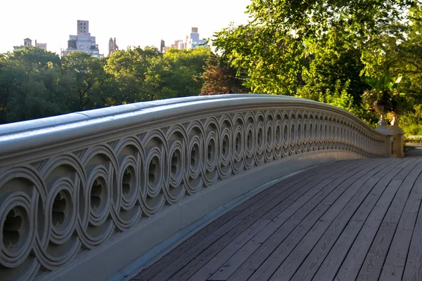 Houten traject van Bow brug op Central Park en gebouwen in Manhattan — Stockfoto