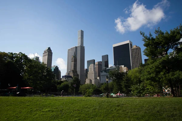 Gebouwen van Manhattan achter Central Park met blauwe lucht — Stockfoto