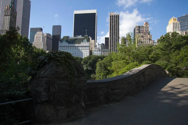 Gapstow Bridge in de schaduw en gebouwen van Manhattan in de zomer — Stockfoto