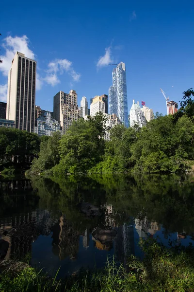 Reflecterende meer onder de schaduw en de gebouwen in Manhattan — Stockfoto