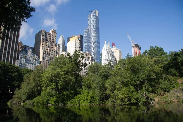 Reflecterende meer onder de schaduw en de gebouwen in de zomer, Manhattan — Stockfoto