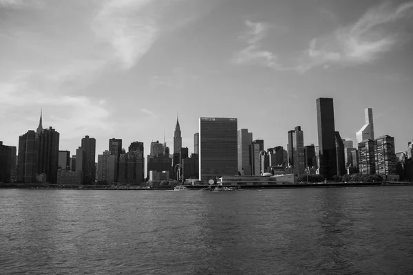 Buildings in Manhattan and the river in black and white style, New York — Stock Photo, Image