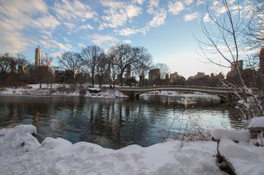 Göl kar ve bulutlu gökyüzü, New York ile köprüden yay