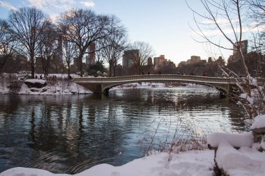Göl gün batımına, Central Park, New York kar ile köprüden yay