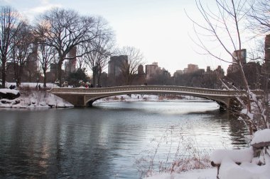 Göl gün batımına, Central Park, New York kar ile köprüden yay