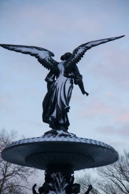 Central Park Kara Melek heykeli