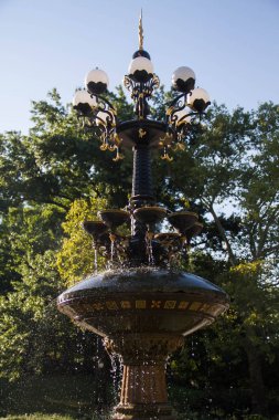 Cherry Hill çeşme mavi gökyüzü ve Central Park, yaz aylarında ağaçları ile