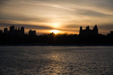 Göl, New York üzerinden günbatımı ve yapısı binalar