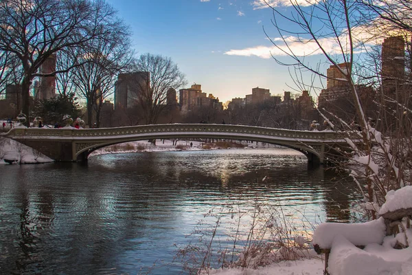 Bow brug over het meer, met sneeuw en bewolkte hemel, Central Park — Stockfoto